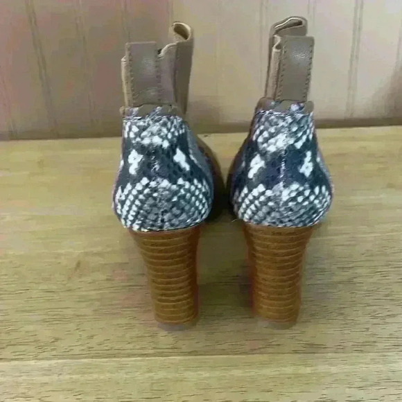 Jack Rogers Poppy high heeled leather, tan / snake print detail; size 7 - Picture 2 of 6